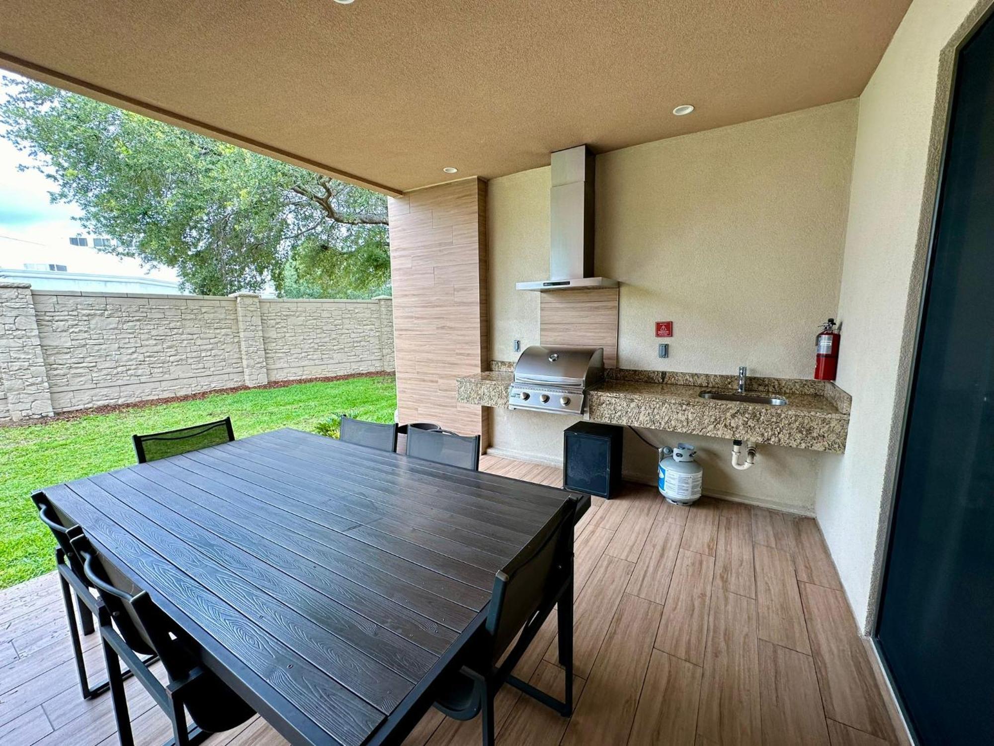 Luxury Home In Orlando With Private Hot Tub - 7 Min From Disney Parks - 3 Bedrooms And 4 Bathrooms! Екстериор снимка